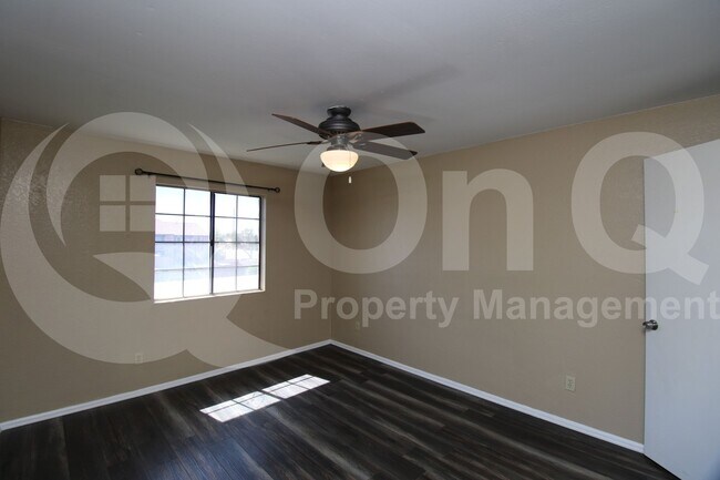 Building Photo - 533 W Guadalupe Rd