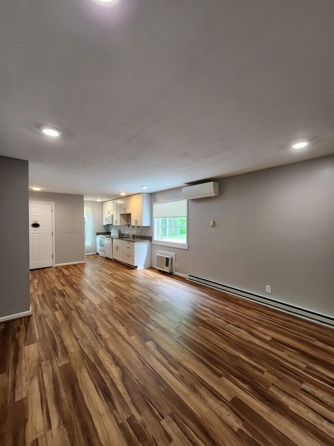 Building Photo - Black Mountain Rental!