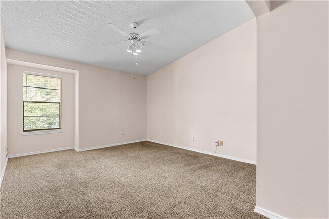 Building Photo - 6040 Grelot Rd