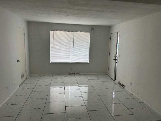 Building Photo - 223 Anderson Ln