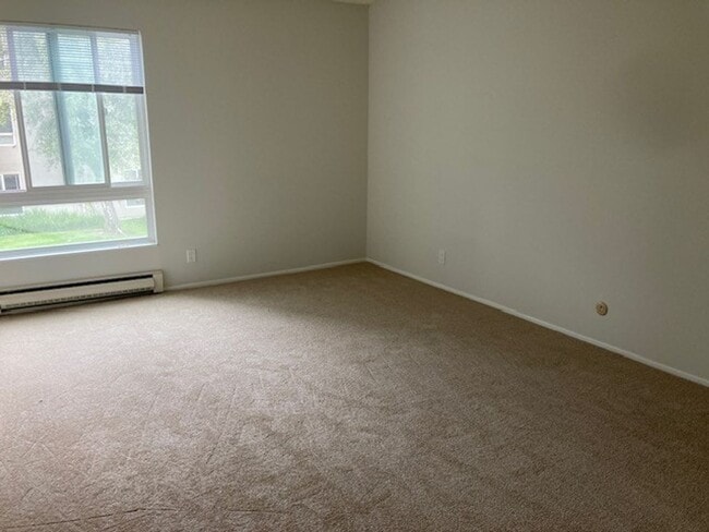 Building Photo - Updated extra large one bedroom at Woodlake