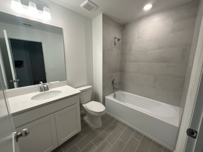 Building Photo - Oak Hammock Preserve Townhomes - New Construction - 3/2.5/1 1672 sqft ***Won't Last***