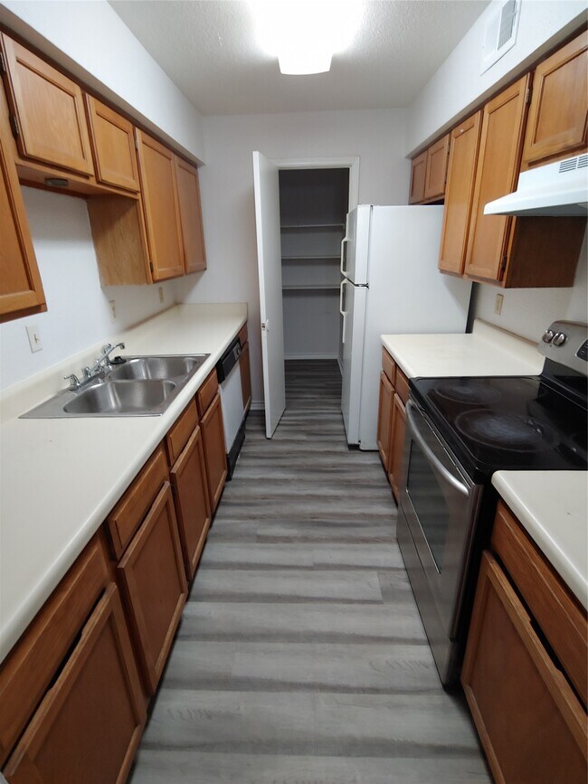 Building Photo - 9700 Leawood Blvd