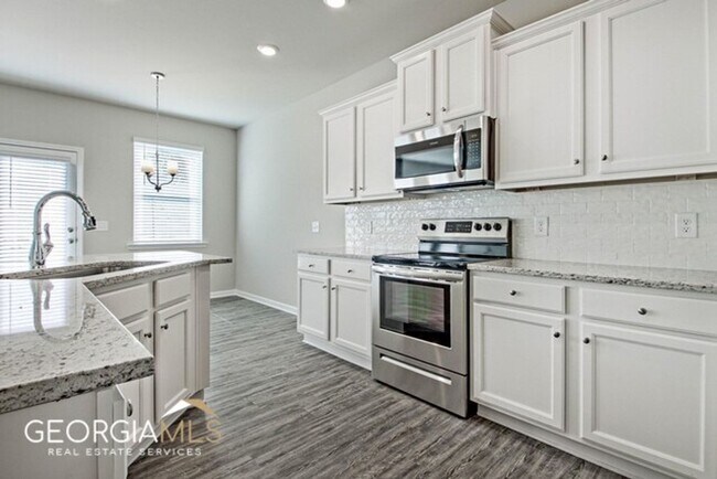 Building Photo - Prime Newnan Location! 2023 build, 3 bedroom townhome within walking distance to Downtown, The LI...