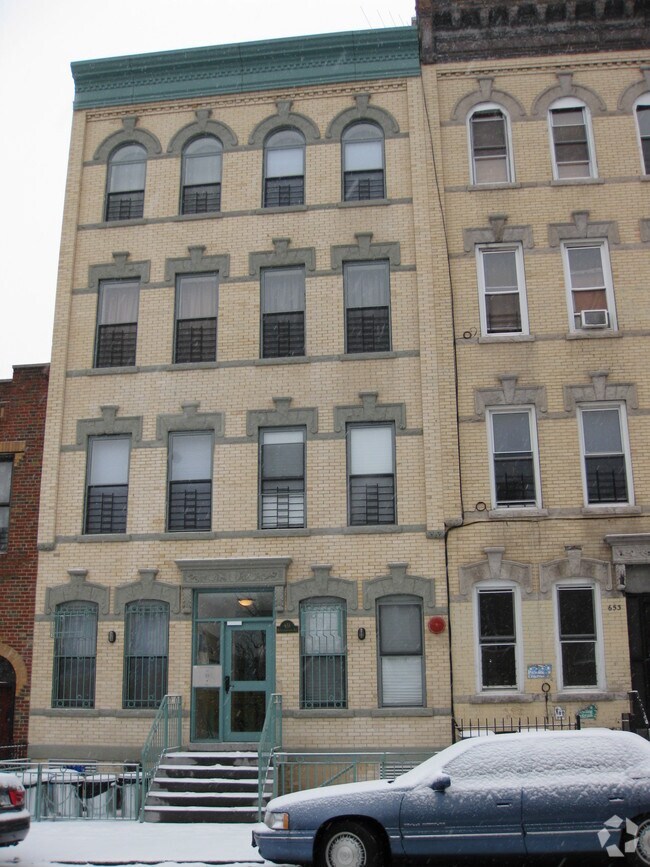 Primary Photo - 651 Knickerbocker Ave