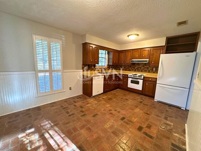 Building Photo - 56 Alan Dr