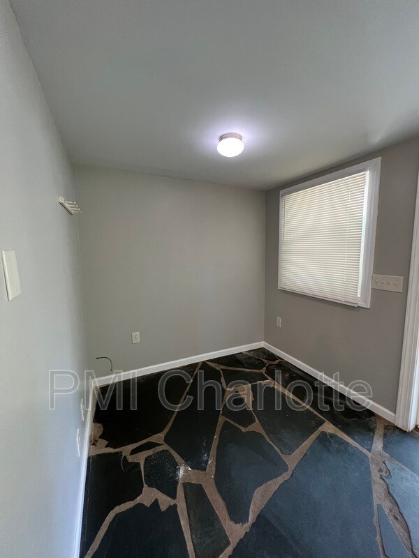 Building Photo - 1100 Vickery Dr