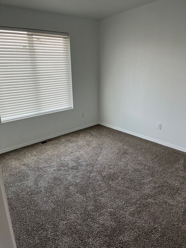 Building Photo - 4 Bedroom Home in Park Orchard Neighborhood