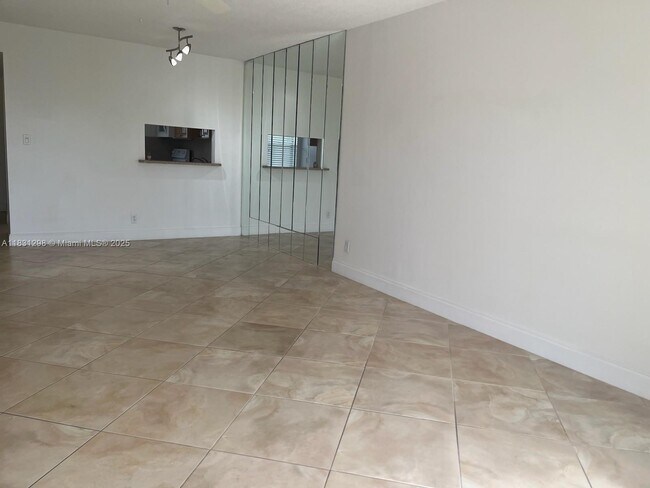 Building Photo - 950 Hillcrest Dr