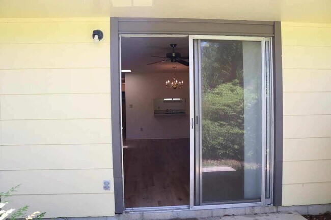 Building Photo - 2 Bedroom 1 Bath Available September 1. Cl...