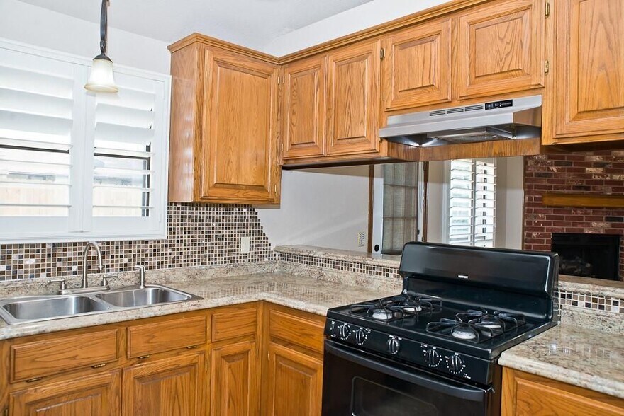 Building Photo - 608 Coopers Hawk Dr