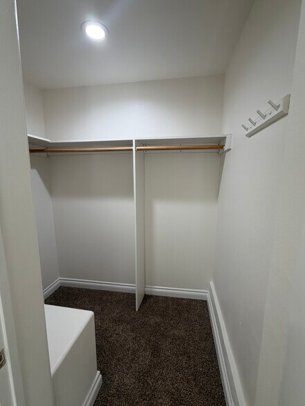 Building Photo - 3111 Bayview Dr