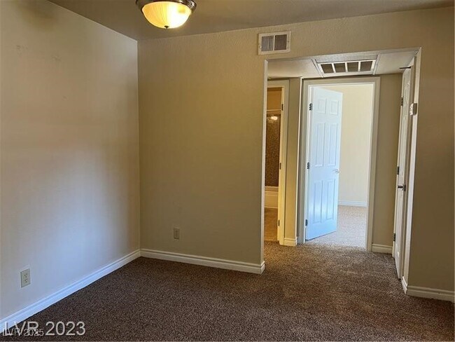 Building Photo - 5295 Indian River Dr