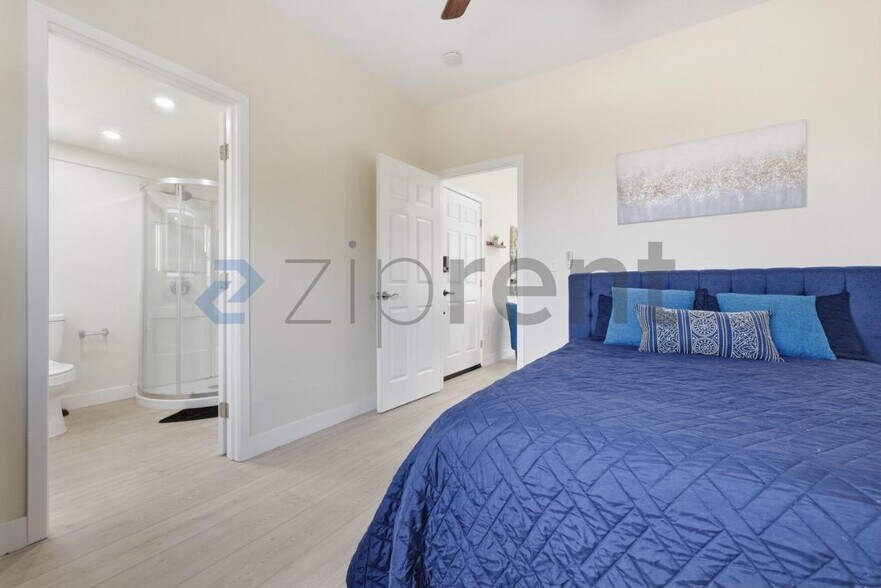 Building Photo - Unit 2
