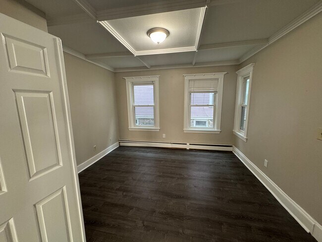 Building Photo - 128 S Elm St