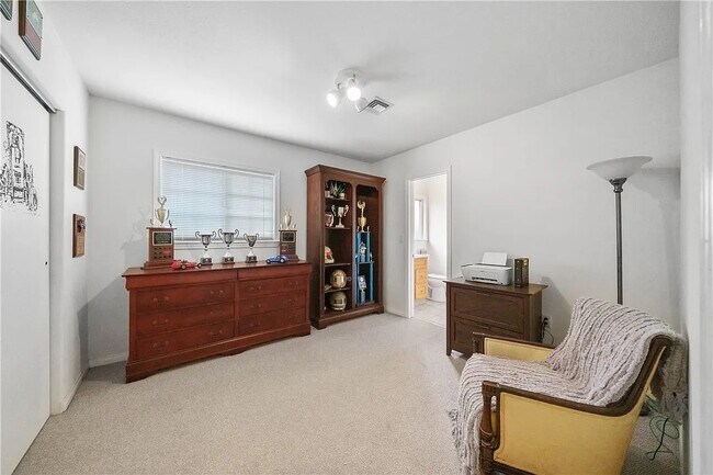 Building Photo - 329 E Everett Pl