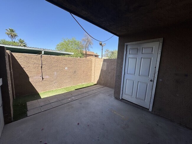 Building Photo - Maryvale 3br Townhome