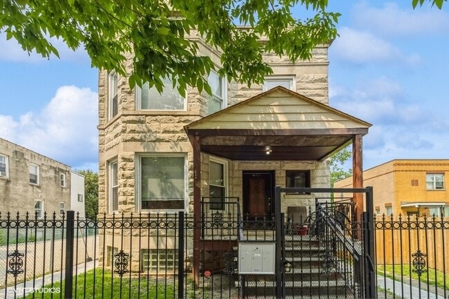 Primary Photo - 620 N Kedzie Ave