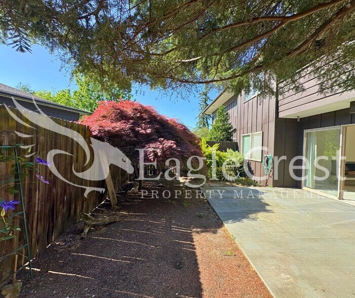 Building Photo - Convenient 3 Bedroom 2 Bathroom Condo Living With POOL Access