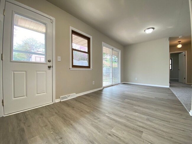 Building Photo - 3 Bedrooms 2 Full Bathrooms Finished Basem...