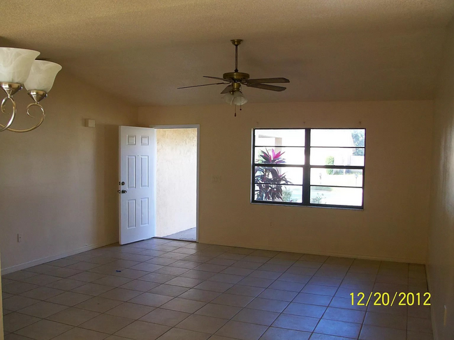 Building Photo - 3/2 Spacious Home in Sarasota with 2 Car G...