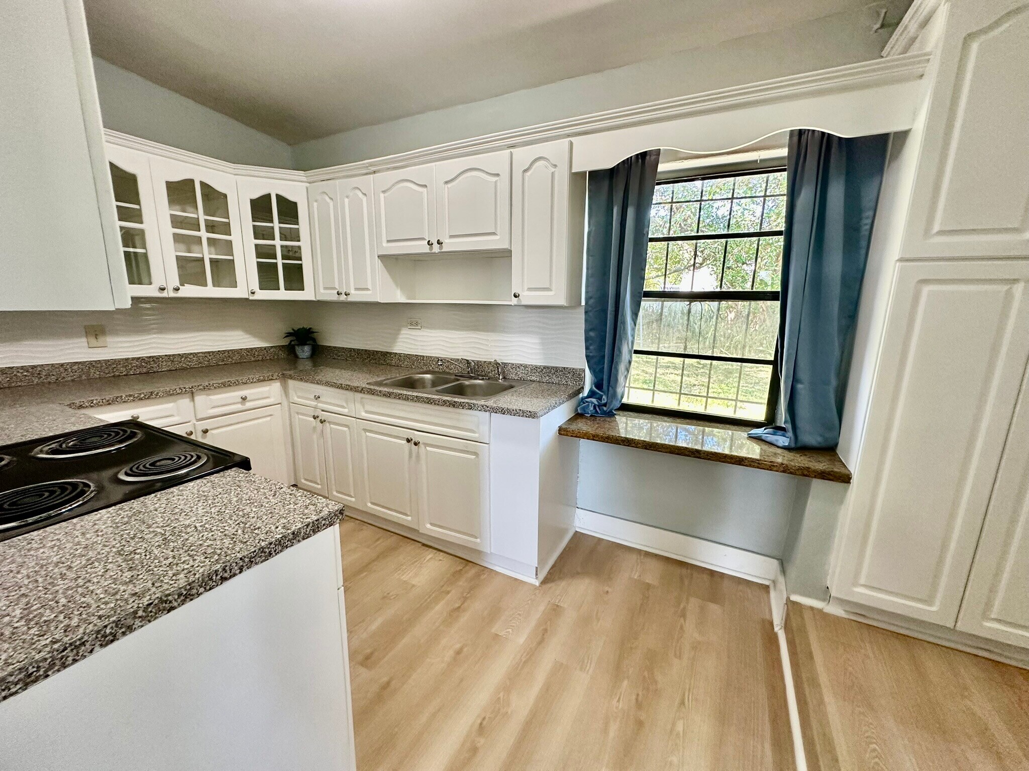 Building Photo - 15920 Bunche Park School Dr