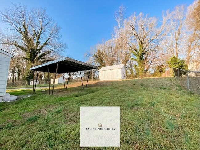 Building Photo - Charming Cottage Living in the Heart of Clinton