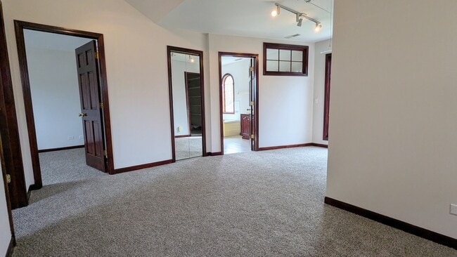 Building Photo - 709 W Kenilworth Ave