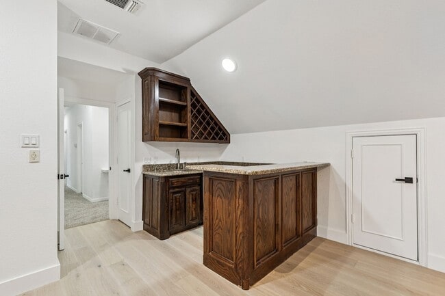 Building Photo - 7204 Pebble Hill Dr