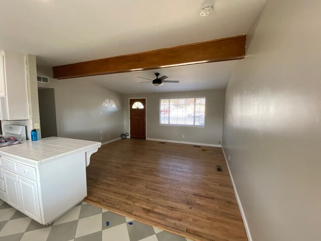Building Photo - North Hanford 3 bedroom