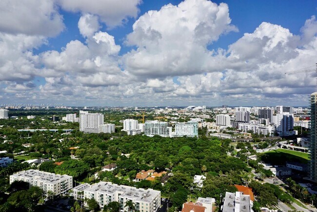 Building Photo - 1541 Brickell Ave