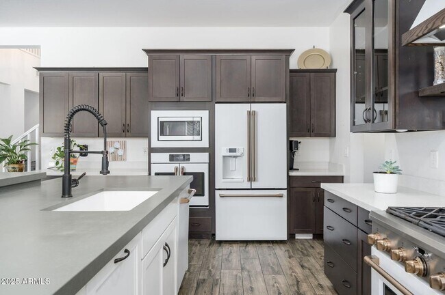 Building Photo - 1221 E Paseo Way