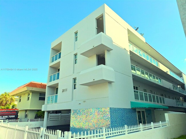 Building Photo - 2011 Bay Dr