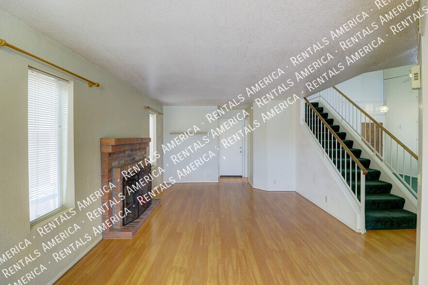 Building Photo - 2517 W Knox Rd