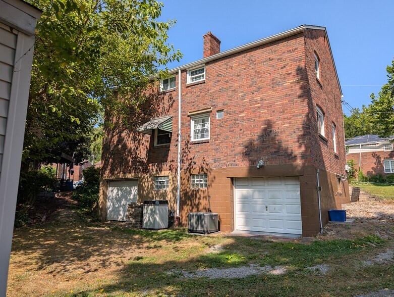 Back - 195 Victory Ln