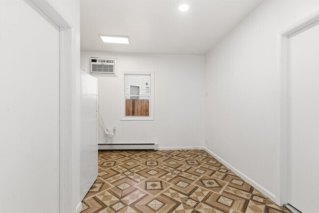 Building Photo - 303 43rd St