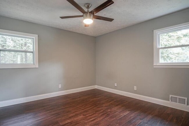 Building Photo - 3309 Poplar Dr