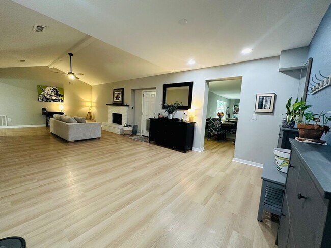 Building Photo - Spacious 6-Bedroom Rental in Spanish Point...