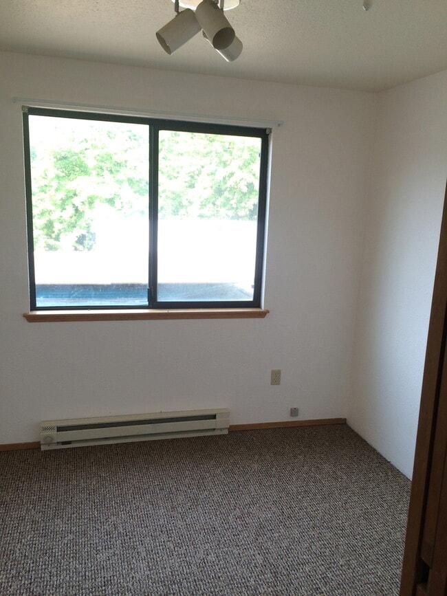 Building Photo - 4 Bedroom Home Under Radio Hill