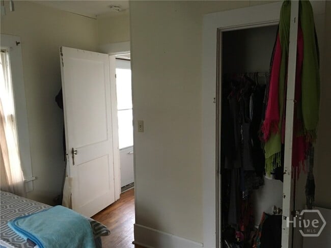 Building Photo - 880 Sunset Dr