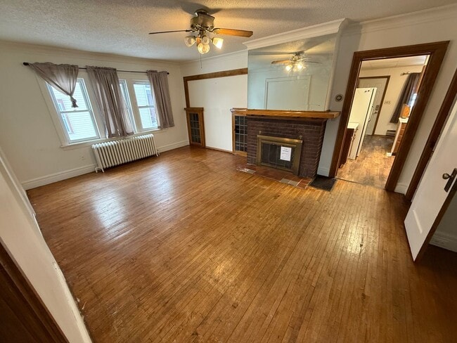 Building Photo - Duluth MN 6-Bedroom - 2-Bath - 2-Car Garage