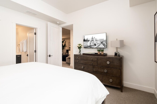 Building Photo - 5 Wildwood Rd W