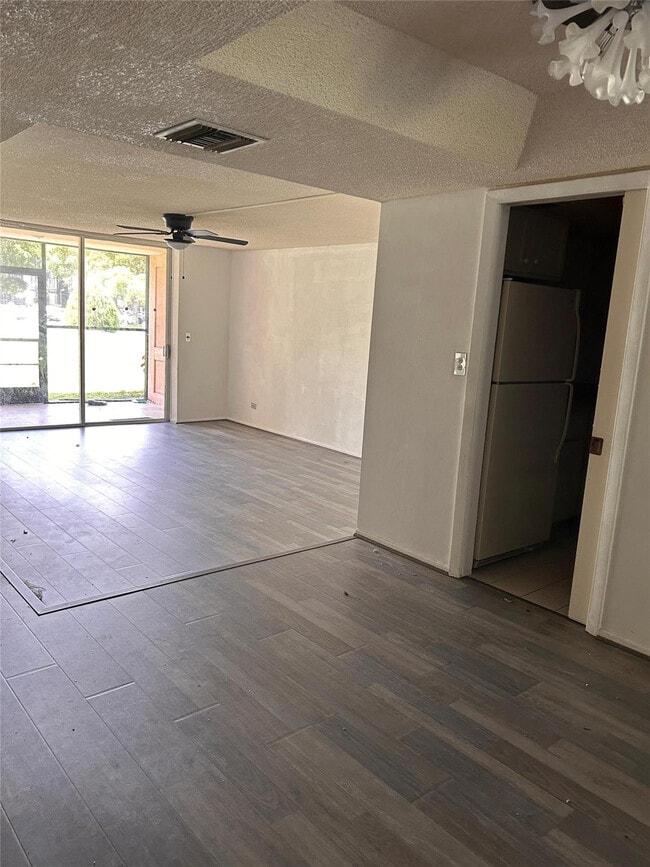 Building Photo - 3670 Inverrary Dr