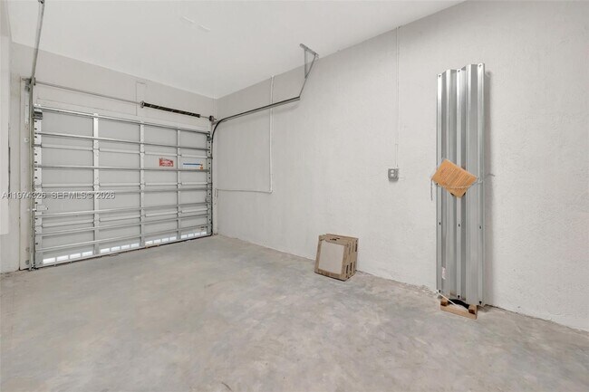 Building Photo - 2574 SE 25th Ct