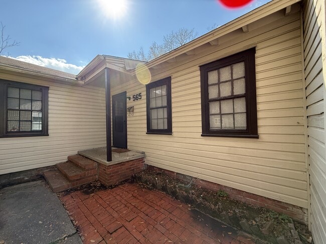 Building Photo - 565 24th St