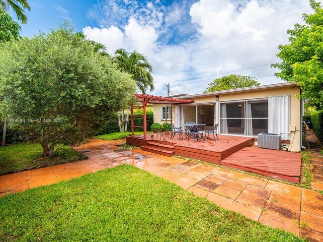 Building Photo - 9441 Byron Ave