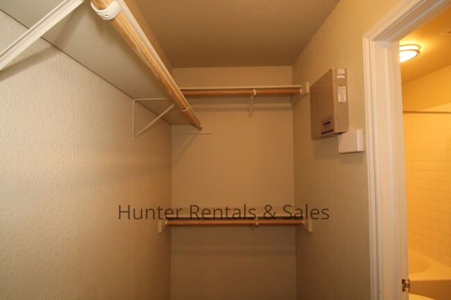 Building Photo - Spacious Duplex!