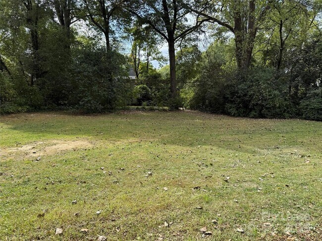 Building Photo - 2610 Providence Rd