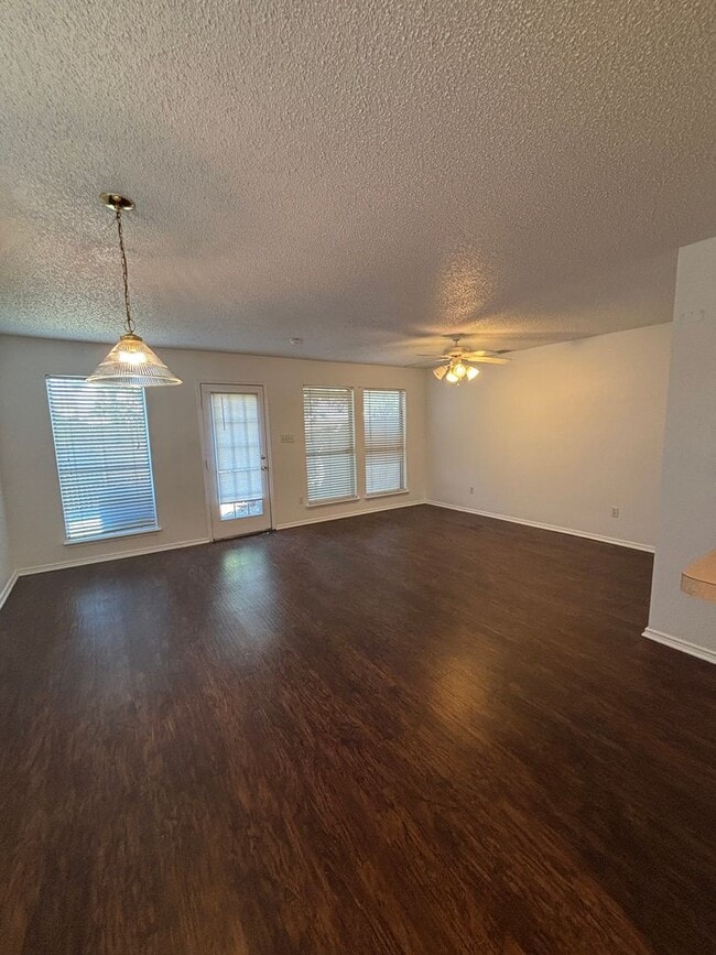 Building Photo - 7562 Kings Tr