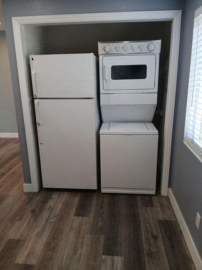 Building Photo - 560